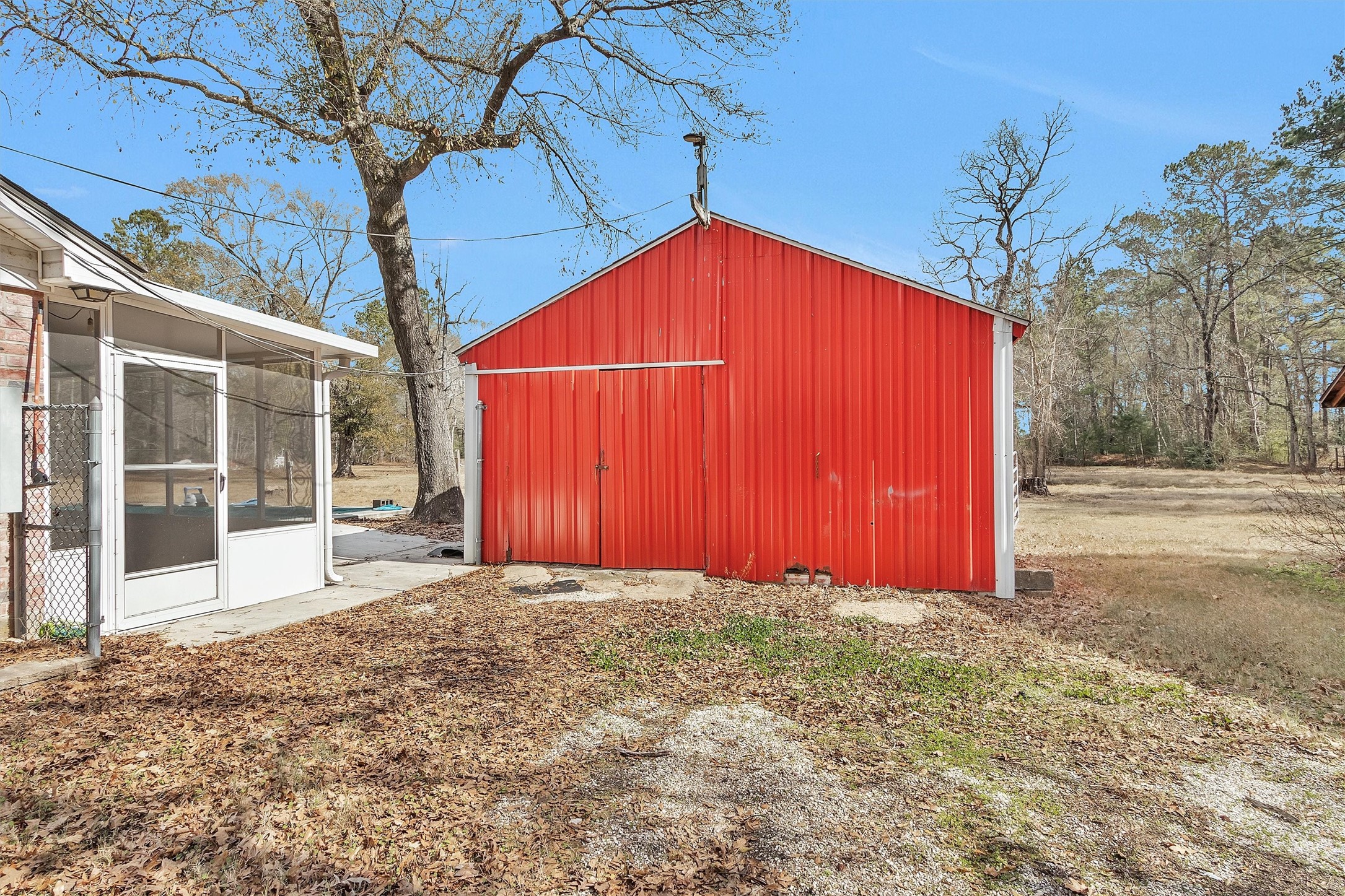 10067 White Rock Road Conroe, TX 77306 - Photo 40 of 46 a view of a backyard with a small cabin