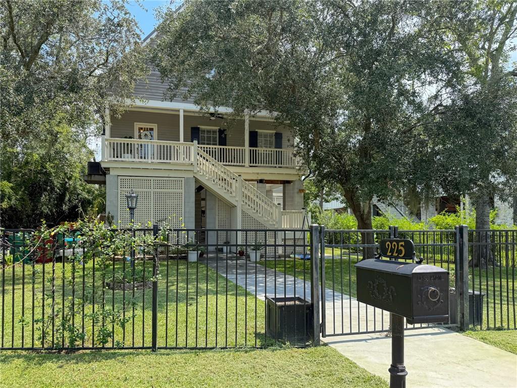 225 West Street Mandeville, LA 70448 - Photo 3 of 51