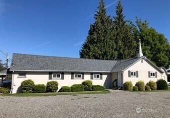 a view of house with a yard
