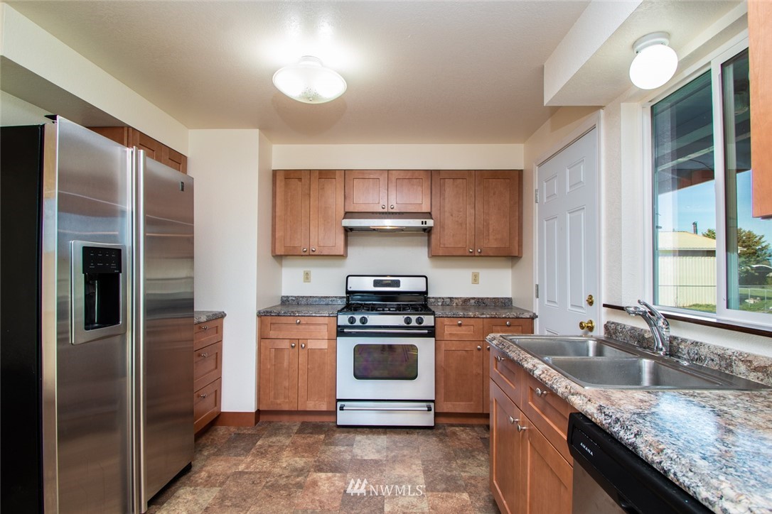 15467 Beaver Marsh Road Mount Vernon, WA 98273 - Photo 5 of 23 a kitchen with stainless steel appliances granite countertop a stove and a refrigerator
