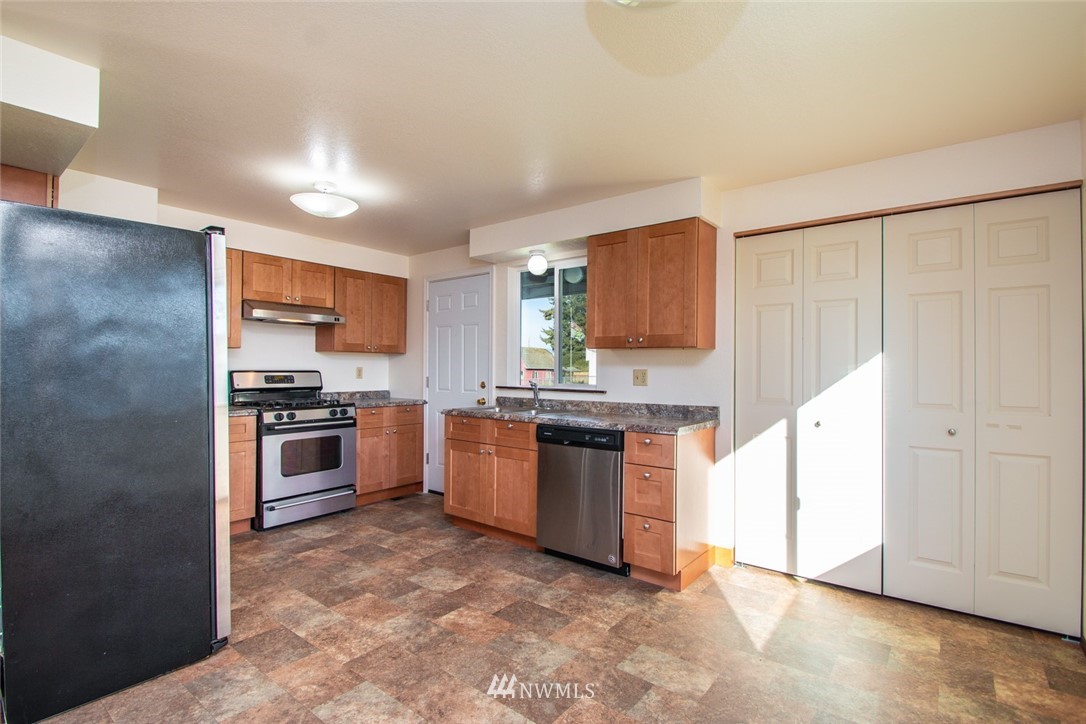 15467 Beaver Marsh Road Mount Vernon, WA 98273 - Photo 8 of 23 a kitchen with granite countertop a stove top oven and cabinets