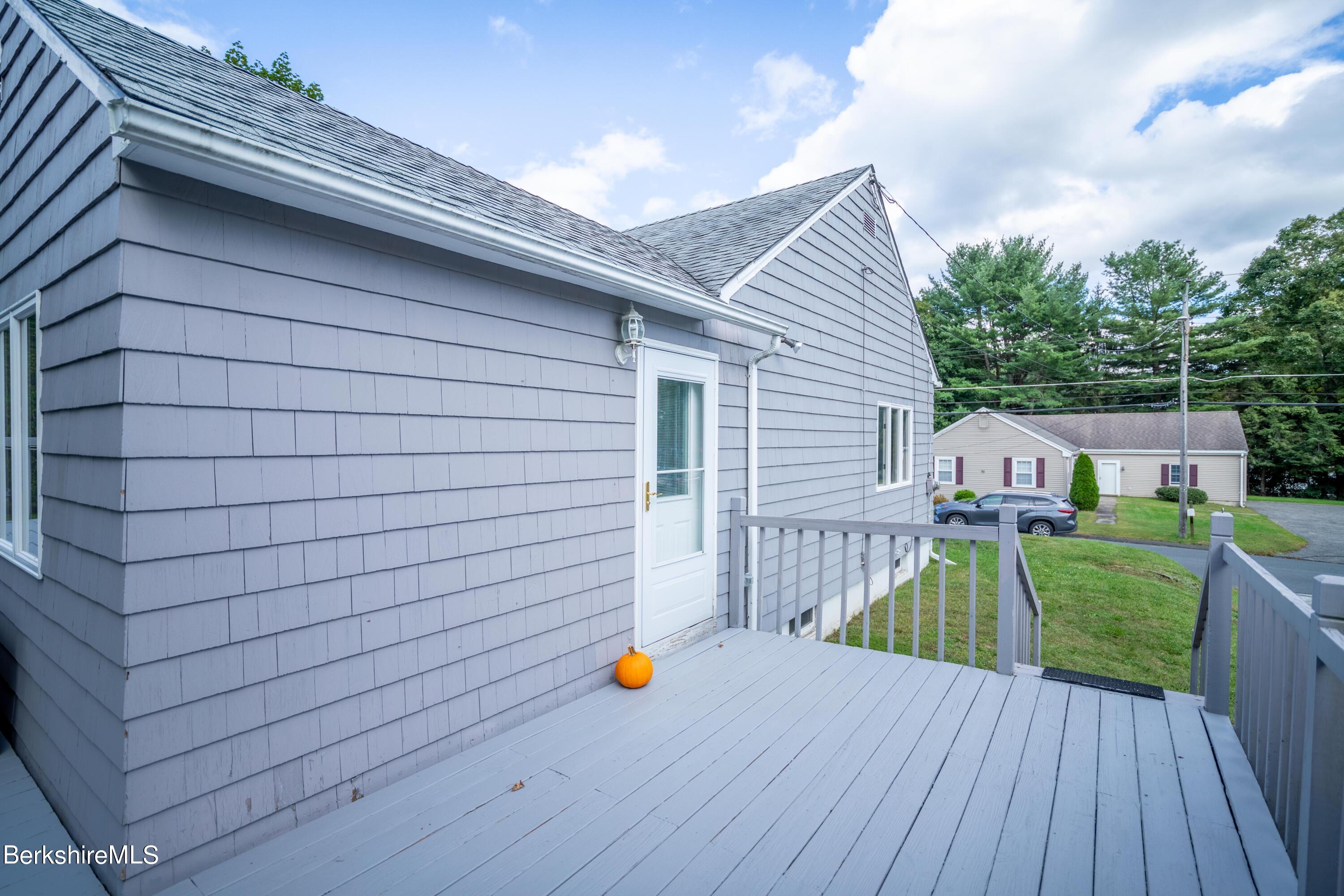 29 Ridge Avenue Pittsfield, MA 01201 - Photo 3 of 20 4