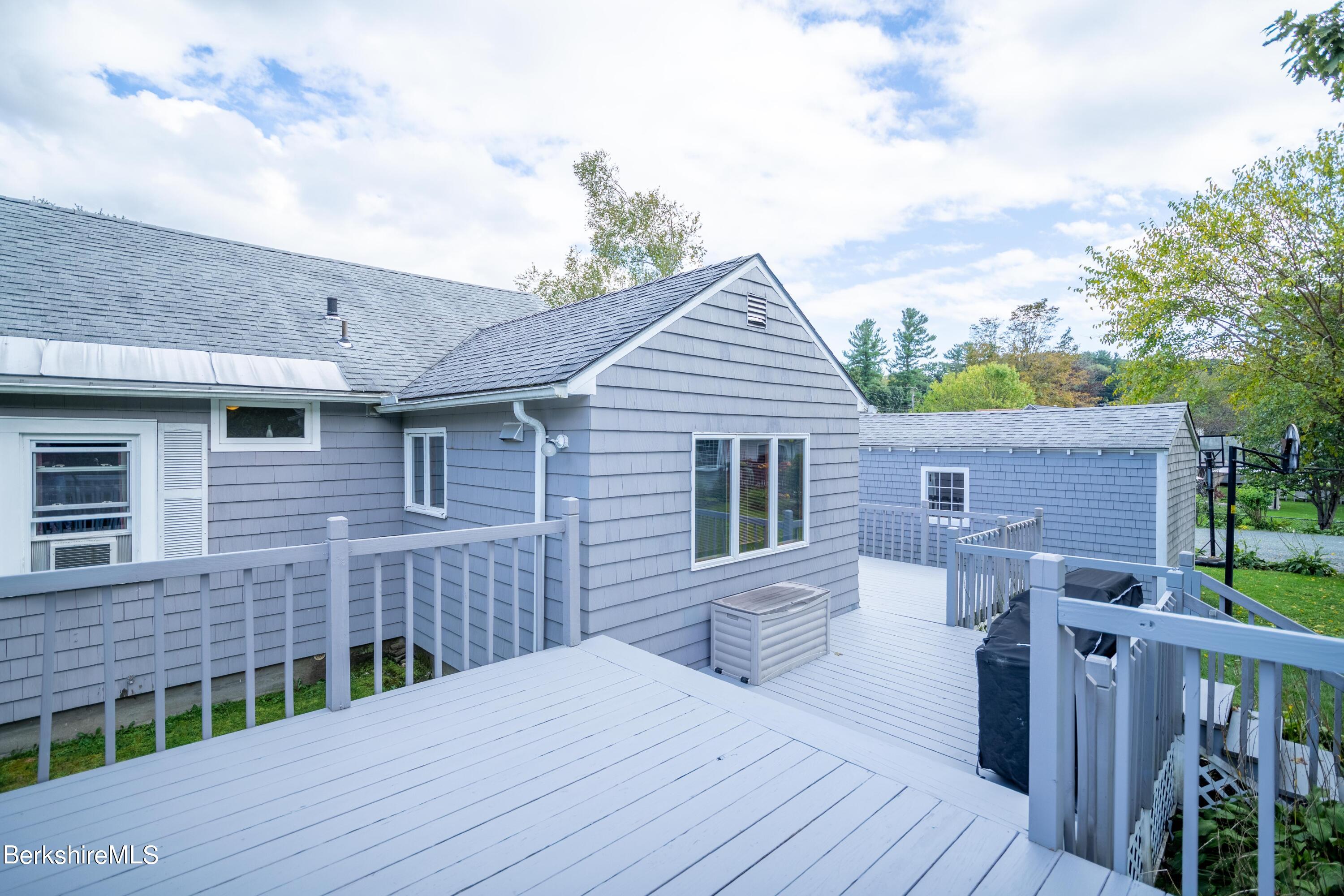 29 Ridge Avenue Pittsfield, MA 01201 - Photo 4 of 20 5
