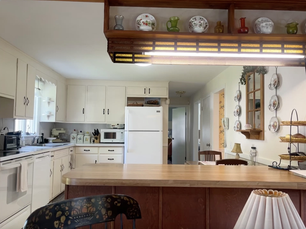 43 Pine Hill Road Springfield, MA 01118 - Photo 6 of 30