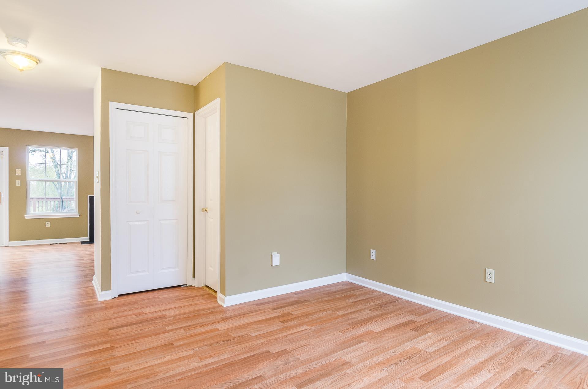 5 Maya Way Baltimore, MD 21237 - Photo 4 of 30 Living Room