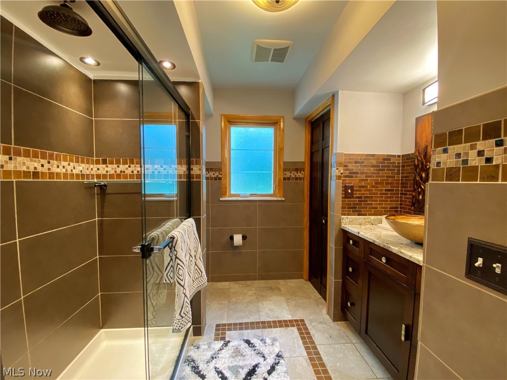 1121 Rutherford Road Cleveland, OH 44112 - Photo 9 of 24 Main Bathroom