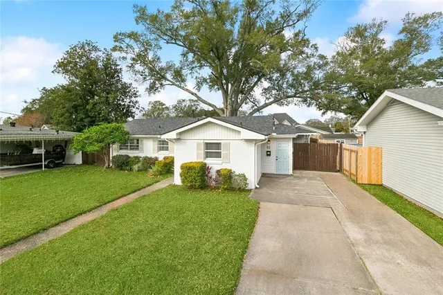 $290,000 | 52 Hennessey Court, River Ridge, LA 70123