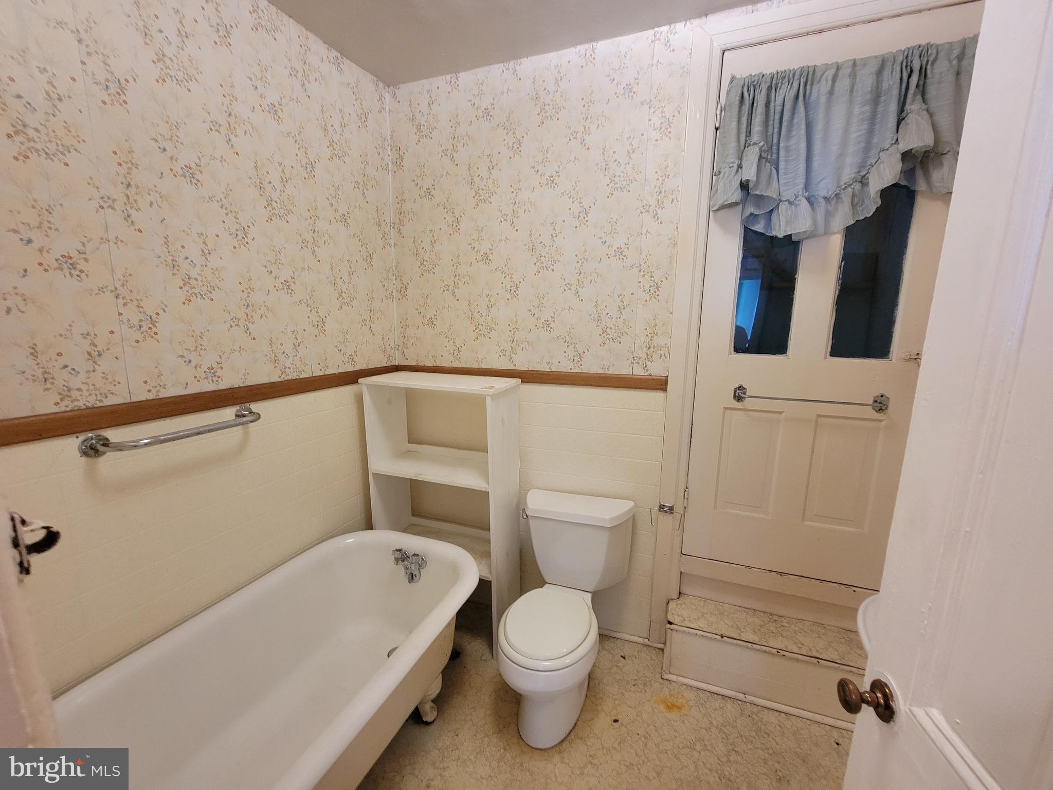 400 Ridge Avenue Hagerstown, MD 21740 - Photo 6 of 11 second floor bath with tub