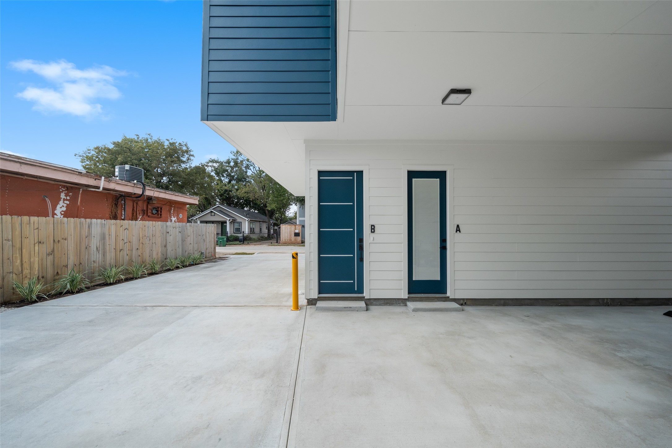 1408 Enid Street, Unit A Houston, TX 77009 - Photo 21 of 28 a view of a garage