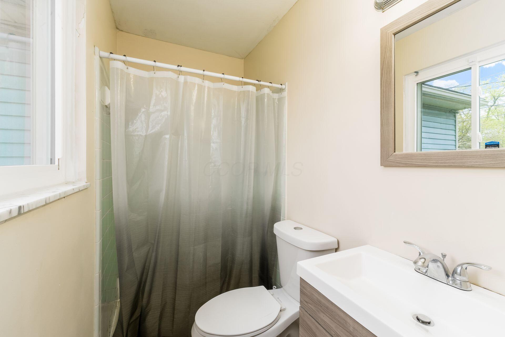2594 Hubbell Road Columbus, OH 43232 - Photo 19 of 26 Primary Suite bathroom