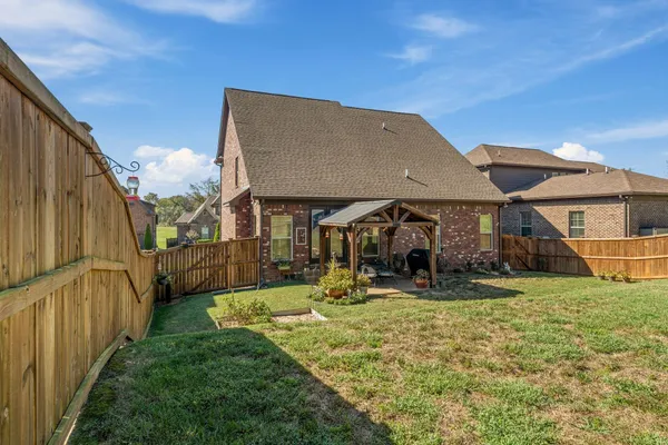 a view of house with yard and garage