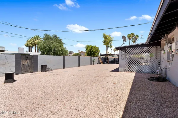 a view of a backyard