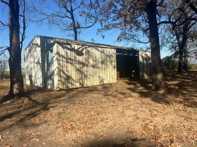 a view of yard with trees