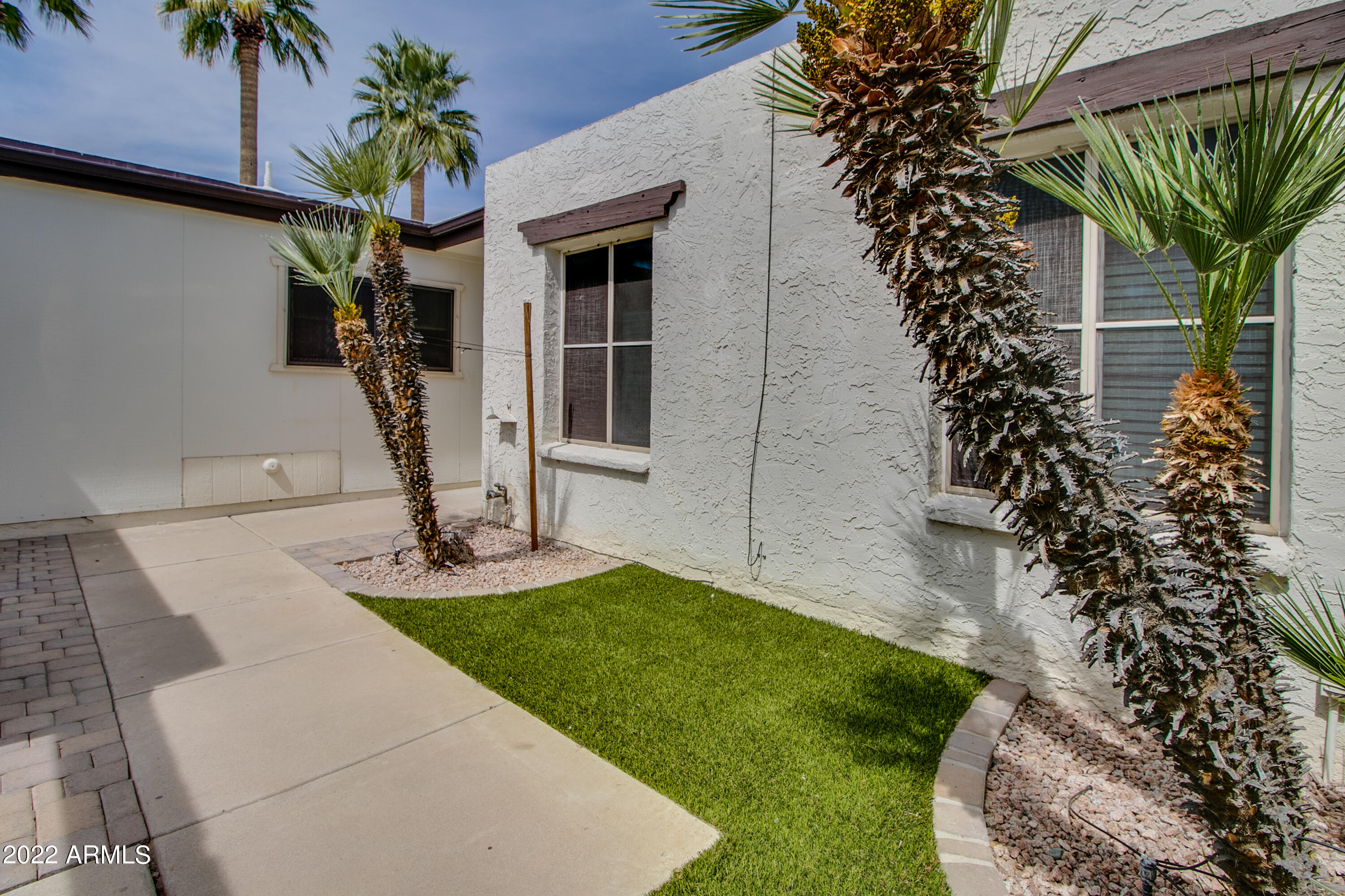 3024 West Boca Raton Road Phoenix, AZ 85053 - Photo 5 of 35 Front courtyard