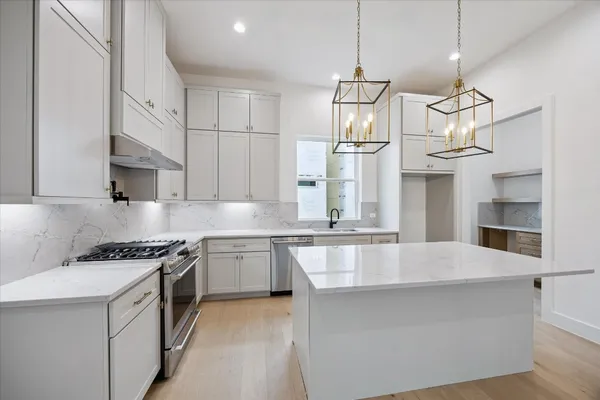 $835,000 | 947 Blackshire Lane, Houston, TX 77055