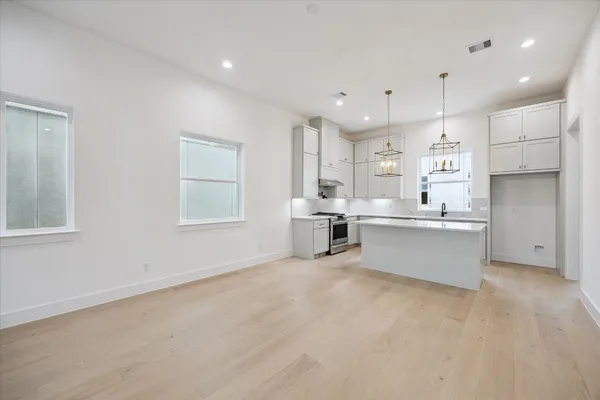 $835,000 | 947 Blackshire Lane, Houston, TX 77055