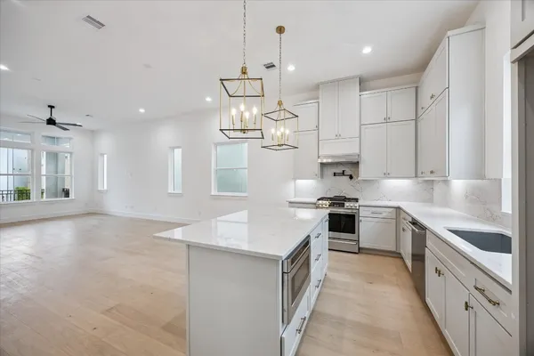 $835,000 | 947 Blackshire Lane, Houston, TX 77055