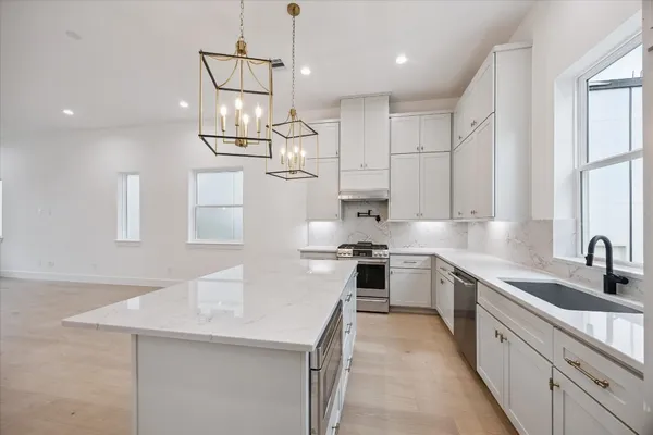 $835,000 | 947 Blackshire Lane, Houston, TX 77055