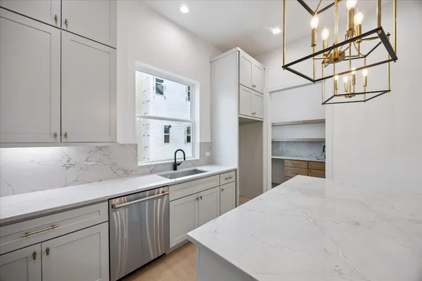 $835,000 | 947 Blackshire Lane, Houston, TX 77055