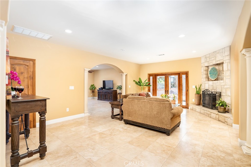 5162 Edinger Avenue Huntington Beach, CA 92649 - Photo 13 of 35 LIVING ROOM