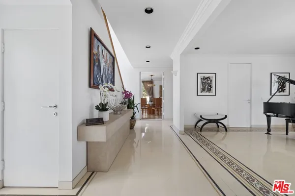 $40,000 | 910 North Crescent Drive, Beverly Hills, CA 90210