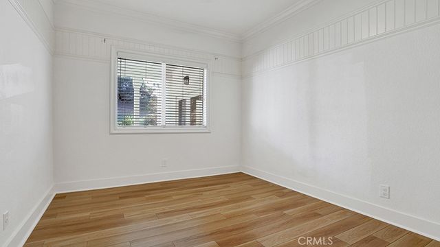 a view of a yard with a house