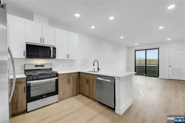 $3,250 | 255 Ridge Road, Unit 301, Lyndhurst, NJ 07071