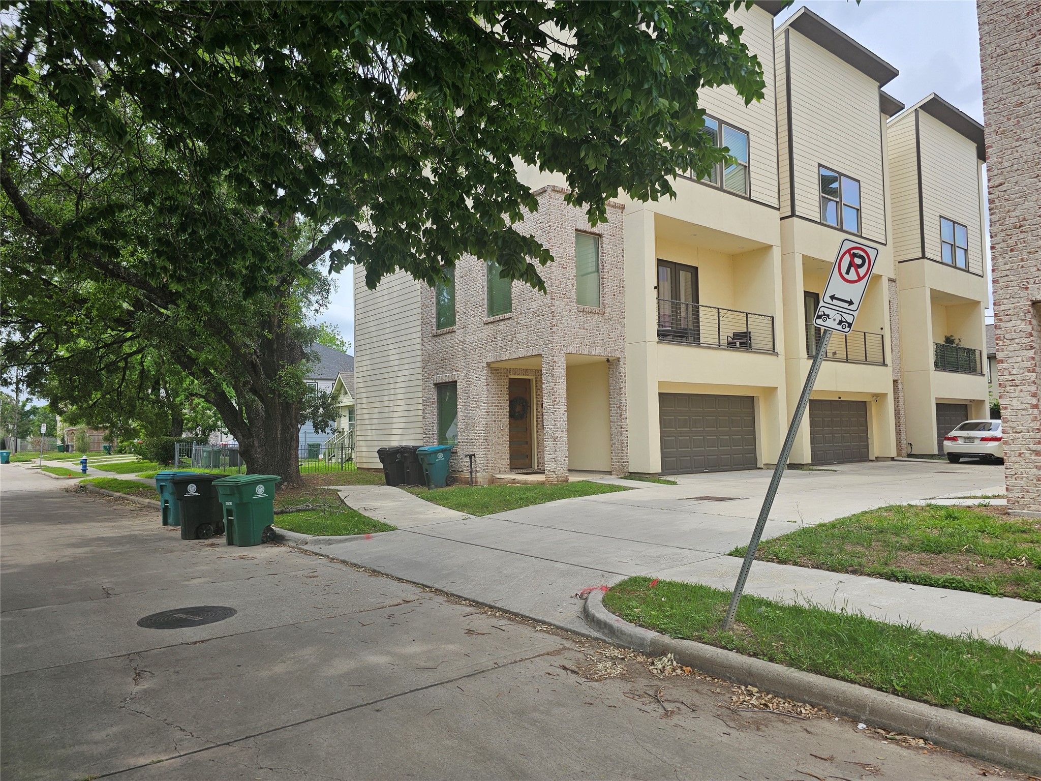 3330 Kilgore Street Houston, TX 77021 - Photo 4 of 12 Luxury Towhomes CURRENTLY constructed across the street from the 2 lots