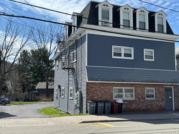 $2,350 | 223 Hudson Street, Unit 2, Cornwall-on-Hudson, NY 12520