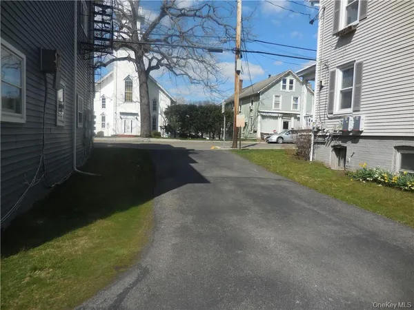 $2,350 | 223 Hudson Street, Unit 2, Cornwall-on-Hudson, NY 12520