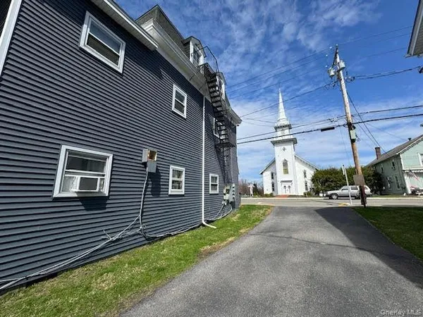 $2,350 | 223 Hudson Street, Unit 2, Cornwall-on-Hudson, NY 12520