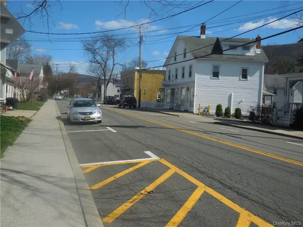 $2,350 | 223 Hudson Street, Unit 2, Cornwall-on-Hudson, NY 12520