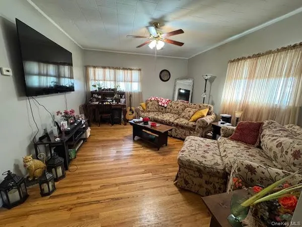 $2,350 | 223 Hudson Street, Unit 2, Cornwall-on-Hudson, NY 12520