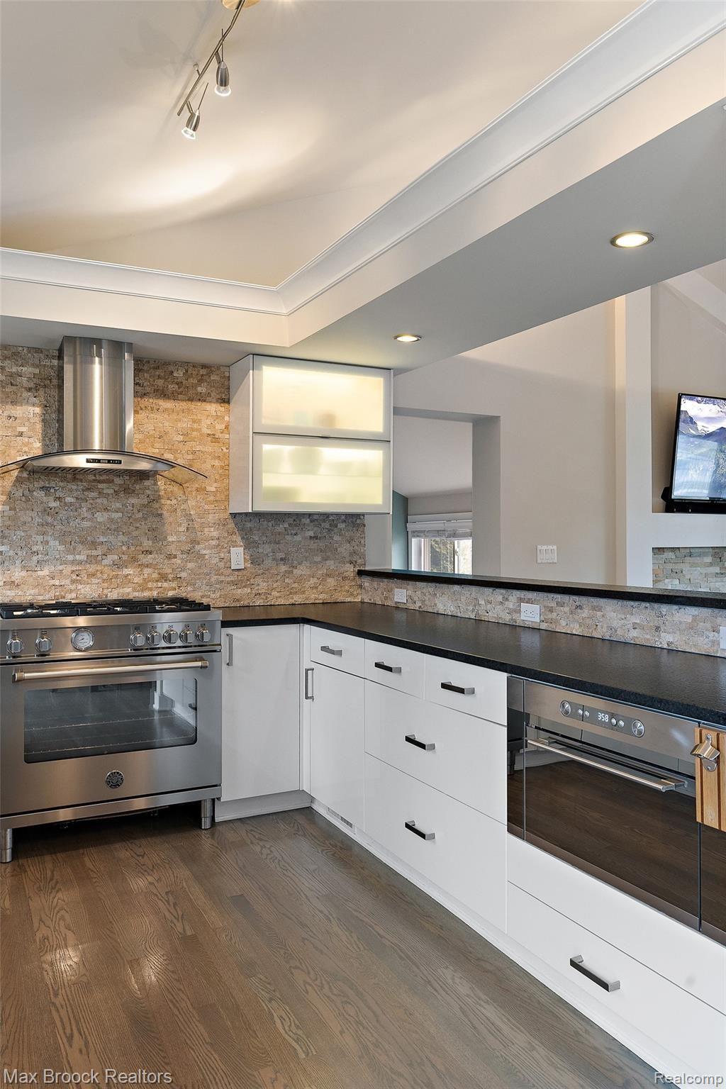 2665 Bembridge Road Royal Oak, MI 48073 - Photo 9 of 31 2665 Bembridge Rd-36.jpg