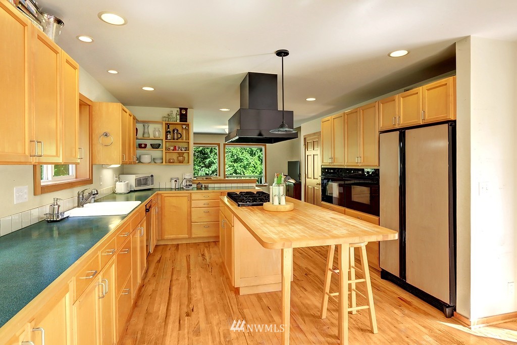 7818 Springridge Road Northeast Bainbridge Island, WA 98110 - Photo 10 of 25 Gallery Image 10