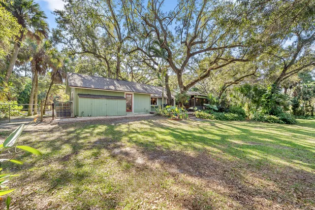 a view of yard with green space