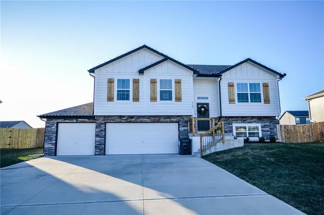 $379,000 | 1103 Northwest 4th Street, Oak Grove, MO 64075