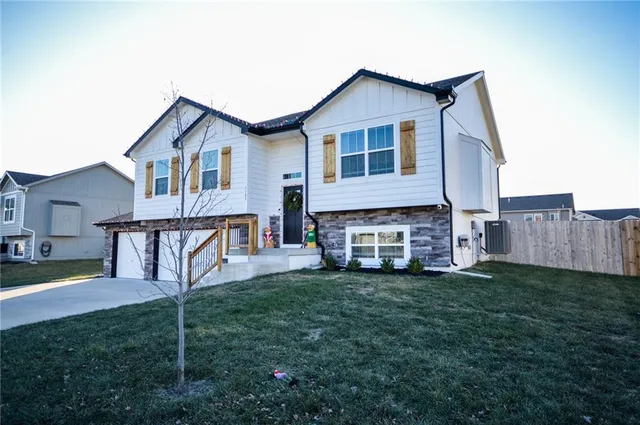 $379,000 | 1103 Northwest 4th Street, Oak Grove, MO 64075