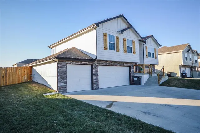 $379,000 | 1103 Northwest 4th Street, Oak Grove, MO 64075