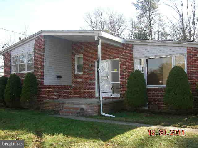 a view of a back yard of the house