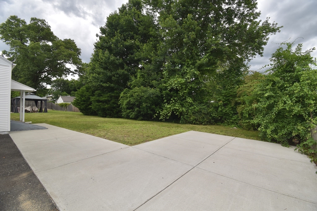 17 Old Brook Road Springfield, MA 01118 - Photo 4 of 23