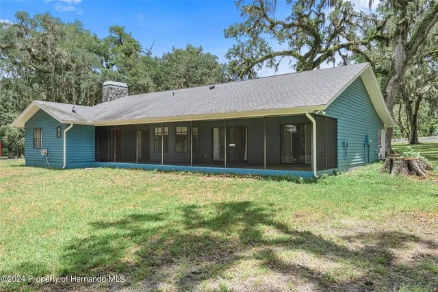 a view of a house with yard and porch