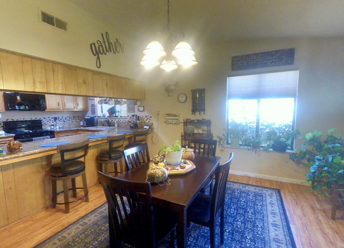 1370 Green Street Tehachapi, CA 93561 - Photo 8 of 19 IMG_4405