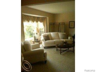 911 Ten Point Drive Rochester, MI 48309 - Photo 6 of 11 Living Room2