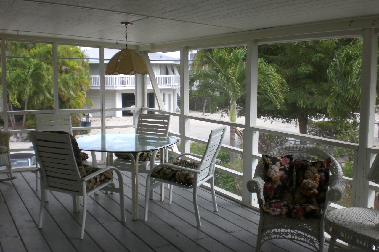 Huge screened porch