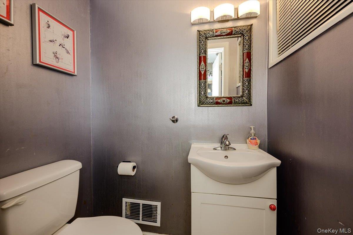239 Hungry Harbor Road Valley Stream, NY 11581 - Photo 11 of 29 1/2 Bath in Lower level