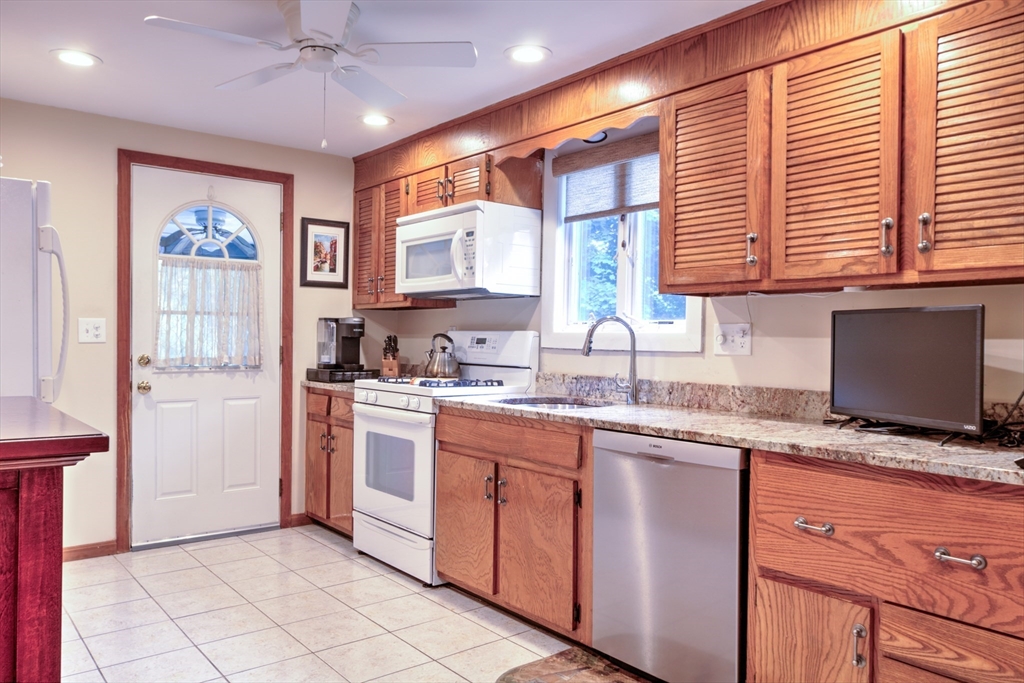 46 Ansie Road Chelmsford, MA 01824 - Photo 3 of 42
