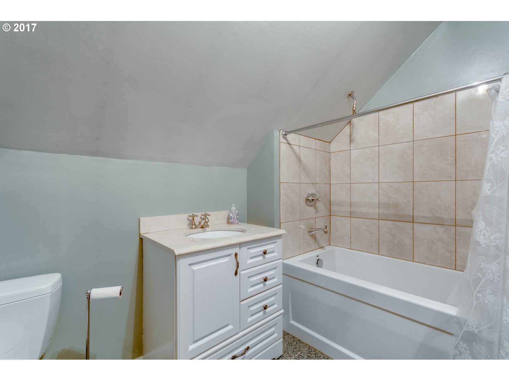 3702 Southwest Huber Street Portland, OR 97219 - Photo 20 of 26 Bathroom
