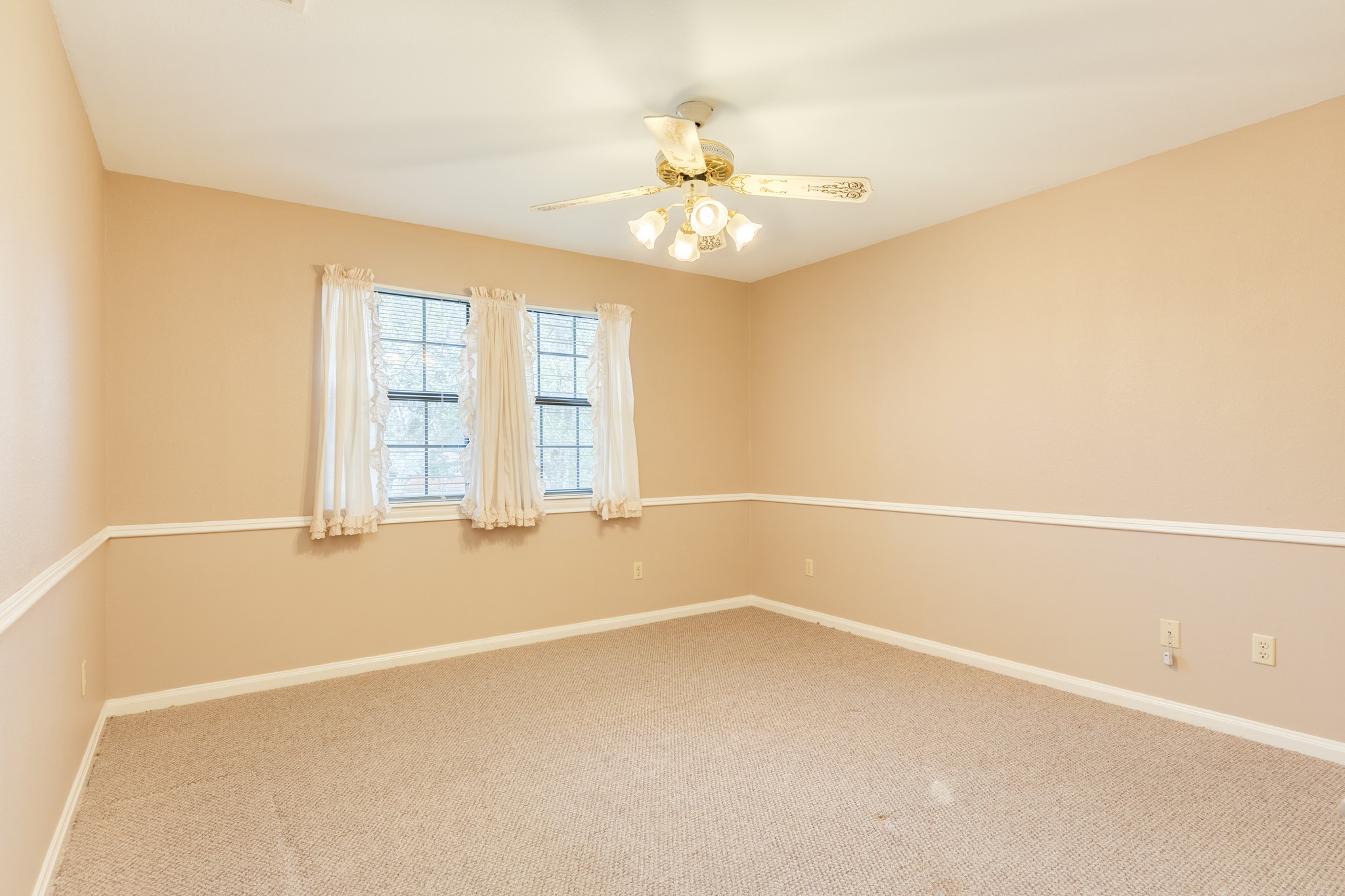 212 Any Way Street Lake Jackson, TX 77566 - Photo 21 of 28 an empty room with windows and ceiling fan