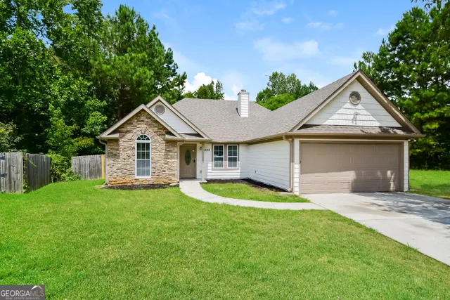 a view of a yard in front of house